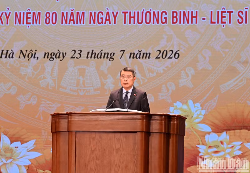 Prime Minister Le Minh Hung delivers a keynote address at the conference.