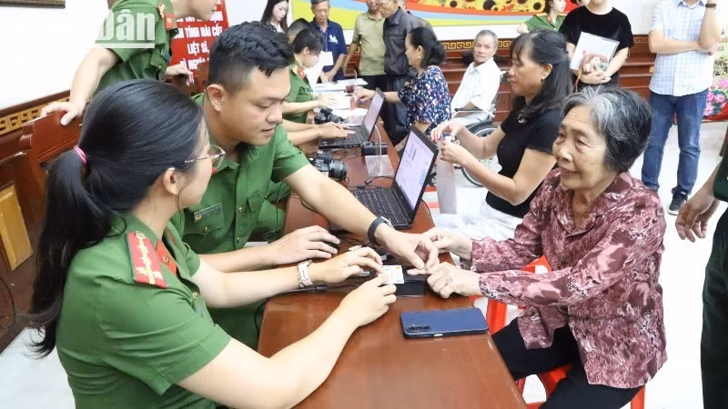 Police officers collect DNA samples from relatives of unidentified war martyrs.