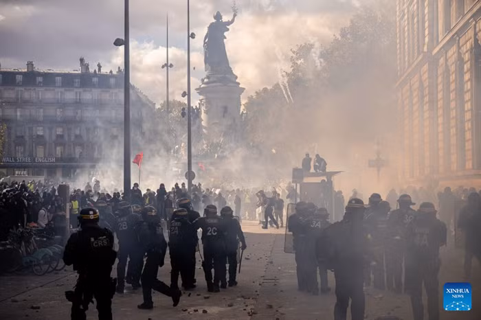 Demonstrators face off with law enforcement officers during a protest in Paris, France, Oct. 17, 2026. French Interior Minister Laurent Nunez said Saturday that about 550,000 people took part in the protests across France. According to French media reports, the demonstrations brought together farmers, climate activists, trade unions and students, expressing demands on fuel prices, the cost of living, education and public services. (Photo: Xinhua)