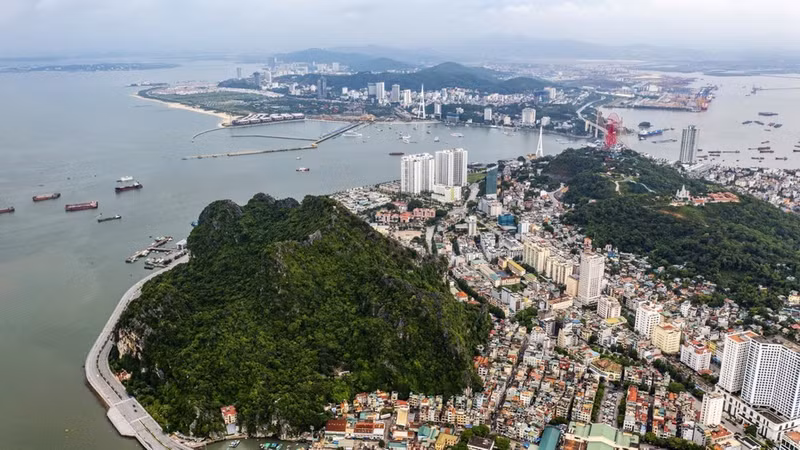 A panoramic view of present-day Ha Long City. (Photo: QUANG THO)