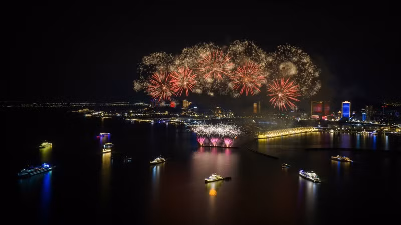 Fireworks over Ha Long Bay attract thousands of visitors every night. (Photo: QUANG THO)