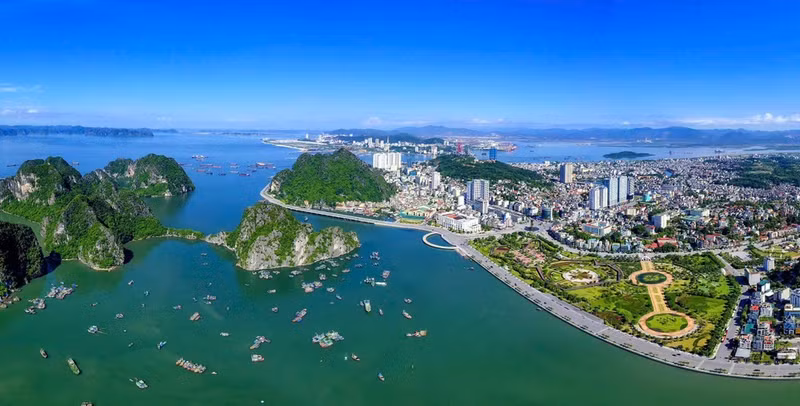 Quang Ninh's long-standing transition from a "brown" to a "green" growth model has transformed the province's urban landscape. (Photo: QUANG THO)