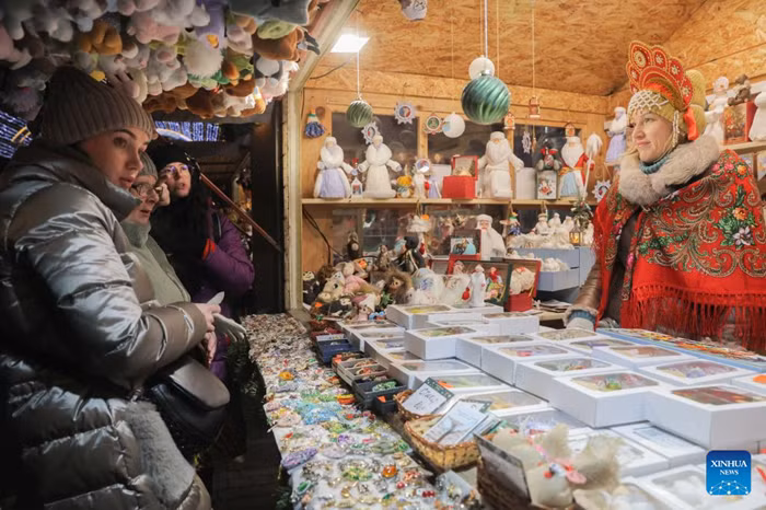 Tourists buy souvenirs at a Christmas market in St. Petersburg, Russia, Dec. 13, 2025. A Christmas market opened here on Saturday for the upcoming Christmas and New Year holidays. (Photo: Xinhua)