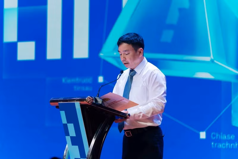 Lieutenant General Le Xuan Minh, director of the Department of Cybersecurity and High-Tech Crime Prevention, delivers his remarks.