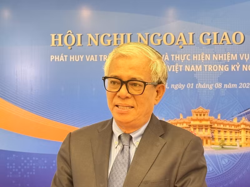 Former Deputy Minister of Foreign Affairs Ambassador Pham Quang Vinh talks to the press on the sidelines of the 33rd Diplomatic Conference and the 22nd National Conference on External Affairs. Photo: VNA