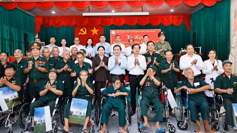 National Assembly Chairman Tran Thanh Man and officials pose for a photo with war veterans at the Long Dat nursing centre for war invalids and revolution contributors on July 19, 2026. (Photo: VNA)
