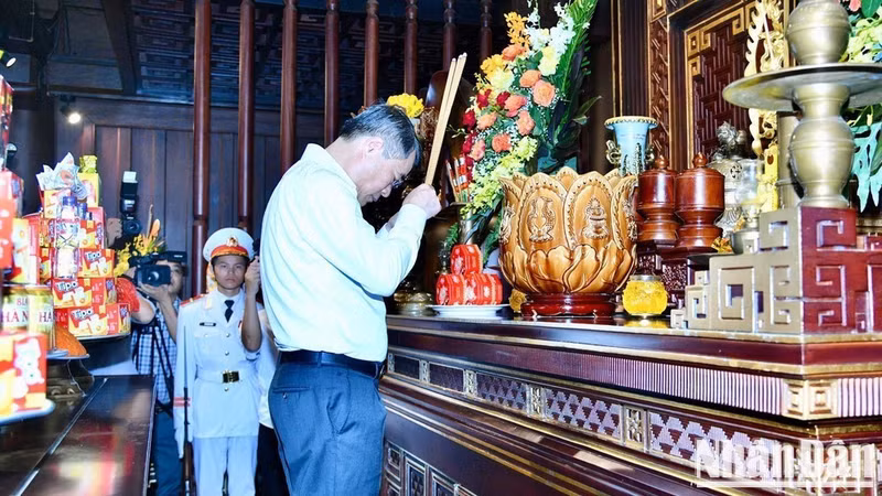 Prime Minister Le Minh Hung offers incense in commemoration of heroic martyrs who fell on the Dien Bien Phu battlefield. (Photo: THANH GIANG)