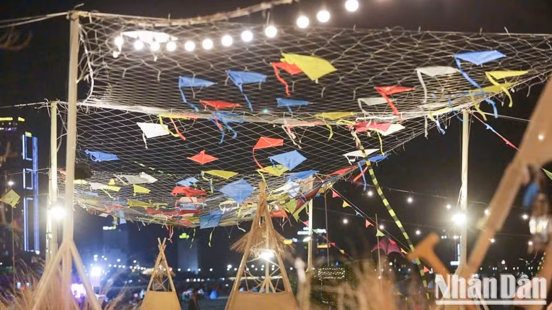 An artistic space imbued with central Vietnamese culture at the “Sea of Lights Party”.