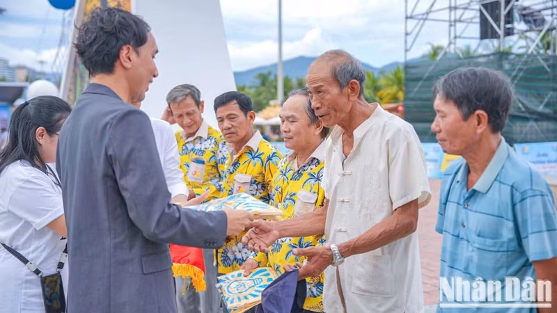 Da Nang’s tourist cyclo team receives new uniforms.
