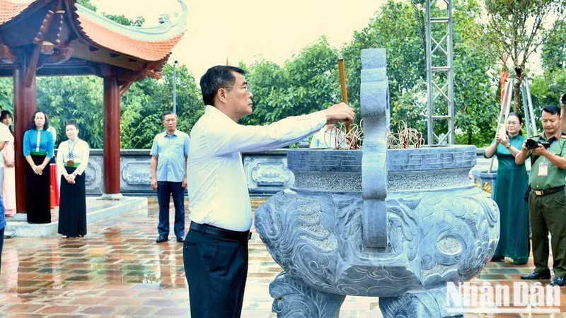 Prime Minister Le Minh Hung offers incense in front of the President Ho Chi Minh Memorial House at the E2 Hill Relic Site in Dien Bien Phu Ward. (Photo: THANH GIANG)