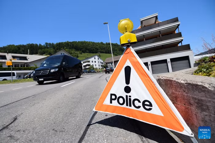  A vehicle passes by a police sign at the entrance to the road leading to a hotel complex in Burgenstock near Lucerne, Switzerland, June 19, 2026. The planned talks among the United States, Iran, Qatar and Pakistan scheduled for Friday in the Swiss resort of Burgenstock have been postponed, said the Swiss Foreign Ministry. (Xinhua)