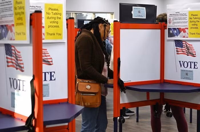 A woman fills out her ballot at a polling station in Chattanooga, Tennessee, the United States, on Oct. 29, 2026, days before the U.S. Midterm Election Day, which falls on Nov. 3. (Xinhua)