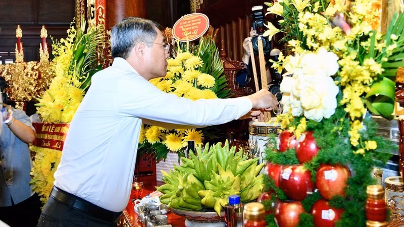 Prime Minister Le Minh Hung offers incense in commemoration of President Ho Chi Minh at the E2 Hill Relic Site. (Photo: THANH GIANG)
