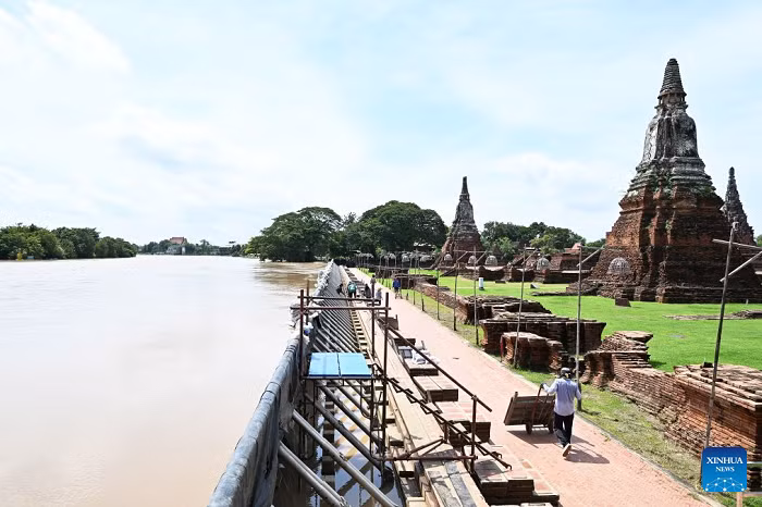 Workers install flood barriers to protect Wat Chaiwatthanaram from flooding in Ayutthaya, Thailand, Sept. 29, 2026. Thailand's Department of Disaster Prevention and Mitigation reported that, as of the evening of Sept. 28, flooding since Sept. 16 had killed 23 people nationwide and affected more than 2.5 million others. (Xinhua)