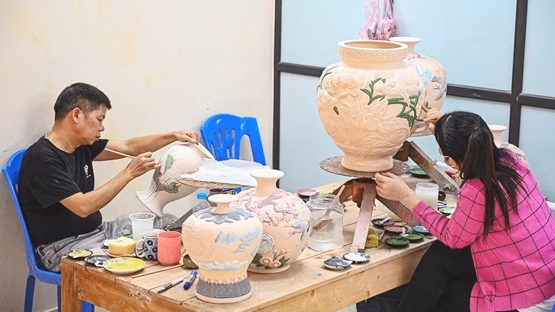 The traditions of Bat Trang Commune, renowned for its Bat Trang pottery village, need to be preserved. Photo: TUAN PHUONG