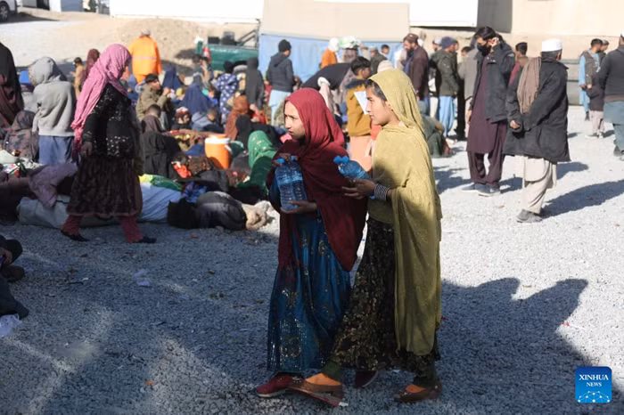 Newly arrived Afghan refugees receive water at a temporary camp in Kabul, Afghanistan, Nov. 23, 2025. A total of 2,102 Afghan families with 11,855 members returned to their homeland from neighboring Iran and Pakistan on Saturday, Afghanistan's High Commission for Addressing Returnees Problems said Sunday. (Photo: Xinhua)