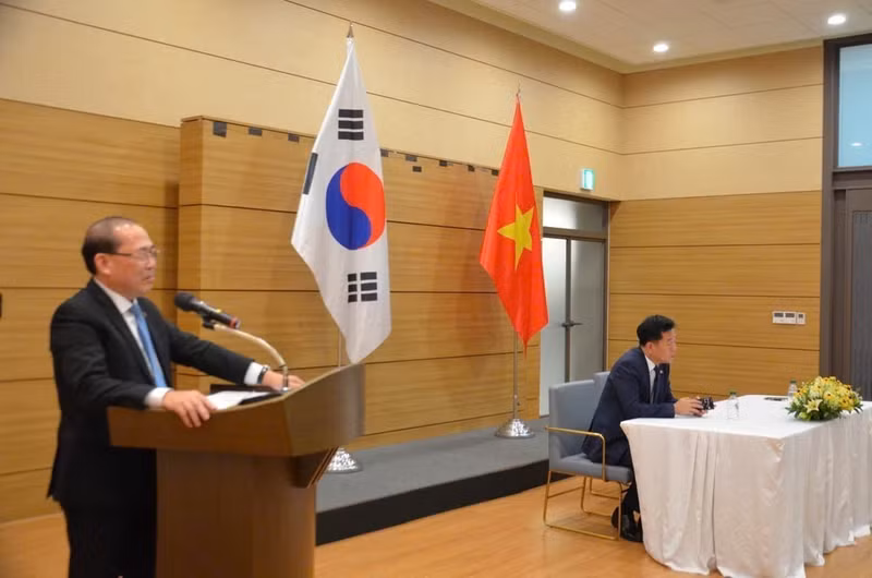 Vice President of the Viet Nam Fatherland Front Central Committee Hoang Cong Thuy speaks at the working session.