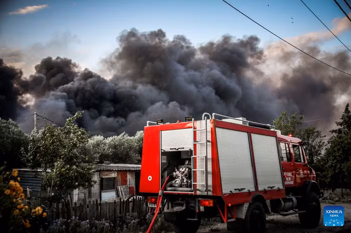 Huge smoke rises from a wildfire on the outskirts of Thessaloniki, Greece, July 5, 2026. Greece's second-largest city, Thessaloniki, was blanketed by toxic smoke on Sunday after a wildfire set two factories ablaze on its outskirts, the Greek Fire Service said. (Photo: Xinhua)