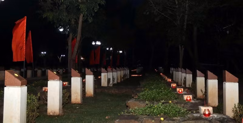 Candles are lit in tribute at Hang Duong Cemetery on the evening of July 25. (Photo: NDO)