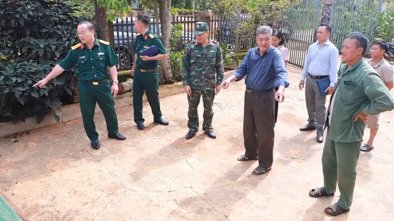 Accompanied by eyewitnesses, the working team conducted surveys at various locations around Hill 722 – Dak Sak.