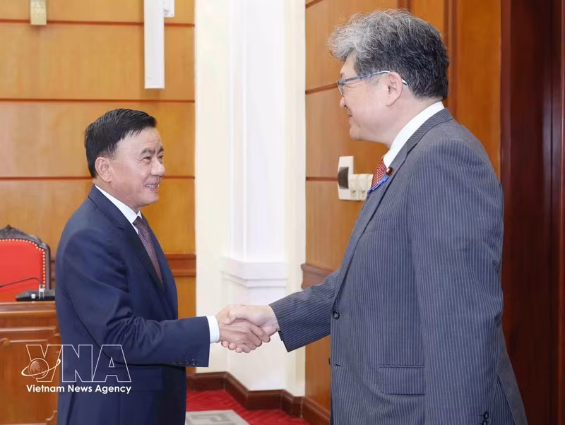 Permanent member of the CPV Central Committee’s Secretariat Tran Cam Tu (L) and Executive Acting Secretary General of the LDP Hagiuda Koichi at the meeting on July 21 (Photo: VNA)