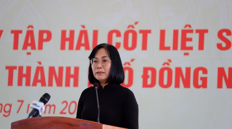 Vice Chairwoman of the Dong Nai City People’s Committee Nguyen Thi Hoang reports on the search and repatriation of martyrs’ remains in the city.