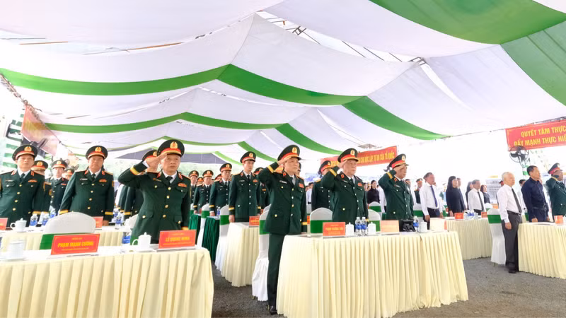 Delegates perform the flag-salute ceremony at the launch of the search and repatriation of martyrs’ remains in Minh Duc Commune, Dong Nai City.