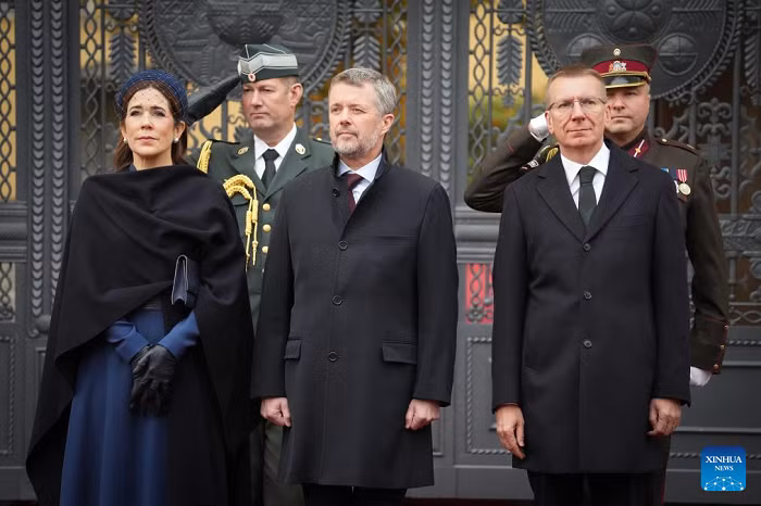 Latvian President Edgars Rinkevics (R, front) and visiting King Frederik X (C, front) and Queen Mary (L, front) of Denmark attend an official welcome ceremony at the Riga Castle in Riga, Latvia, Oct. 28, 2025. Latvian President Edgars Rinkevics met with visiting King Frederik X and Queen Mary of Denmark here on Tuesday to discuss bilateral relations, defense cooperation, security in the Baltic Sea region, and Ukraine situation. (Photo: Xinhua)