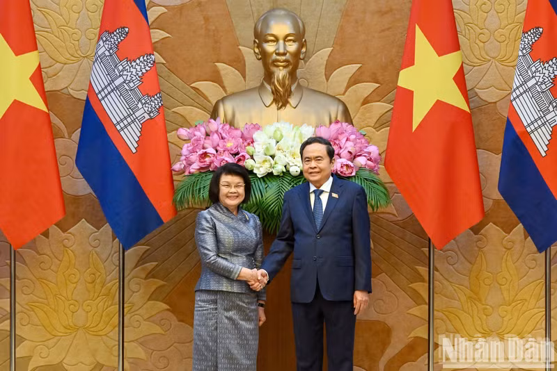 National Assembly Chairman Tran Thanh Man and Cambodian National Assembly President Samdech Khuon Sudary at their meeting.