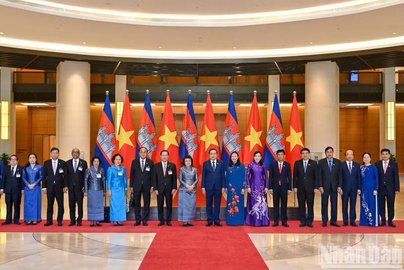 National Assembly Chairman Tran Thanh Man, Cambodian National Assembly President Samdech Khuon Sudary, and delegates from both countries pose for a group photo after the talks.