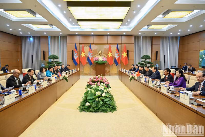 A view of the talks between National Assembly Chairman Tran Thanh Man and Cambodian National Assembly President Samdech Khuon Sudary at the National Assembly House.