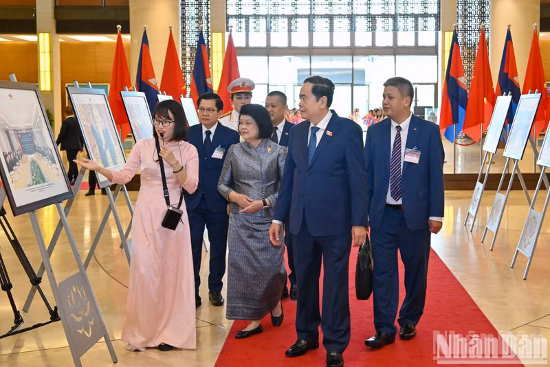 National Assembly Chairman Tran Thanh Man and Cambodian National Assembly President Samdech Khuon Sudary view a photo exhibition on bilateral relations at the welcome ceremony.