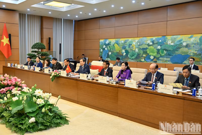 National Assembly Chairman Tran Thanh Man and members of the Vietnamese delegation attend the talks.