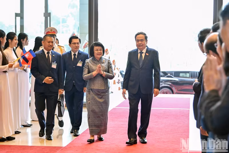 National Assembly Chairman Tran Thanh Man and Cambodian National Assembly President Samdech Khuon Sudary at the welcome ceremony.