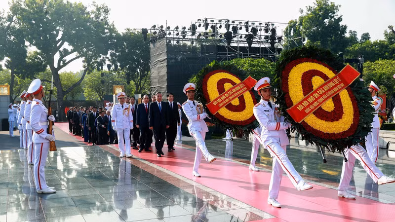 Incumbent and former leaders of the Party and the State pay tribute to fallen soldiers at the Monument to Heroic Martyrs on Bac Son street in Ha Noi. (Photo: NDO)