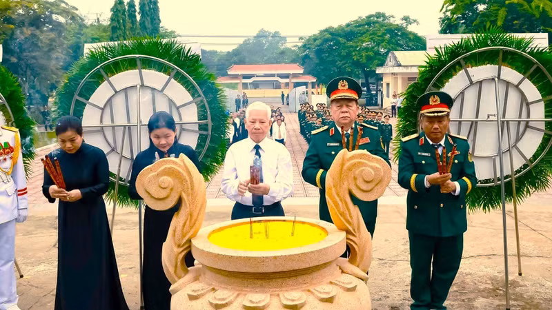 Delegates offer incense at the Tau O Blockade Victory Monument.