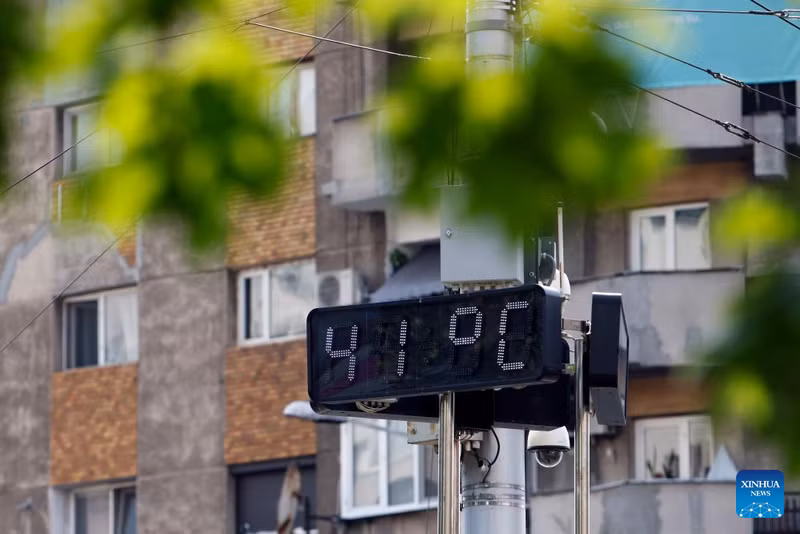 A public thermometer displays 41 Celsius degrees during a hot summer day in Bucharest, Romania, July 8, 2025. Romania's National Meteorological Administration (ANM) on Monday extended Code Red, Orange, and Yellow heatwave warnings until Wednesday morning, as extreme temperatures continue to grip the country. (Photo: Xinhua)