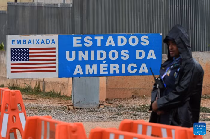 A security officer stands guard outside the U.S. Embassy in Brasilia, Brazil, Oct. 2, 2026. The United States and Australian diplomatic missions in Brazil suspended in-person operations or temporarily closed on Friday, citing security concerns, two days before Brazil's presidential election. (Xinhua)