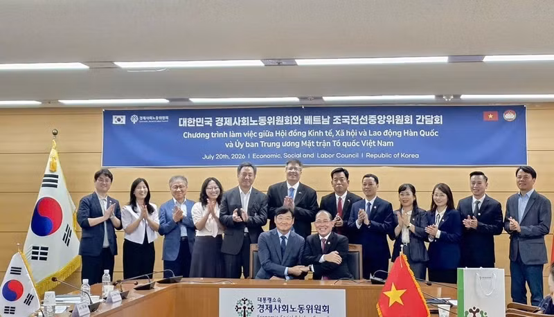 The delegation, representatives of the Republic of Korea’s Economic, Social and Labour Council, and participants pose for a commemorative photograph. (Photo: Courtesy of VKBIA)