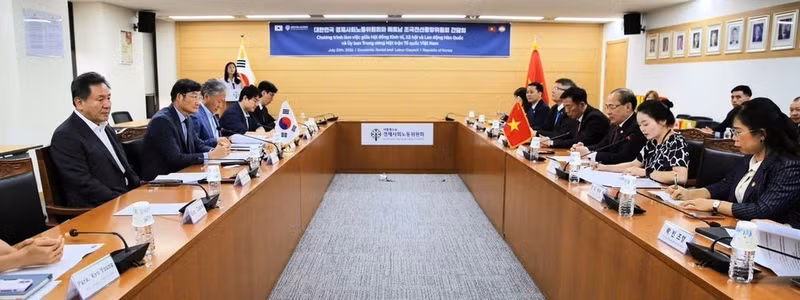 Overview of the talks between the delegation of the Viet Nam Fatherland Front Central Committee and the RoK’s Economic, Social and Labour Council. (Photo: VKBIA)