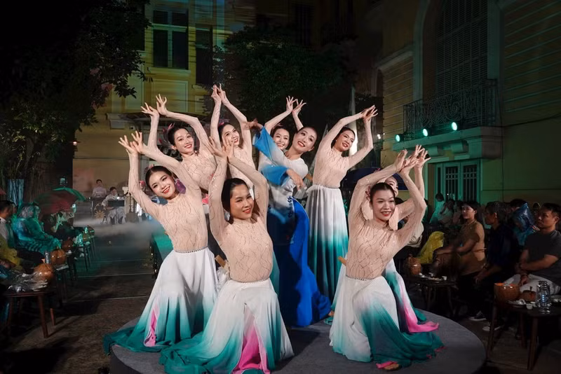 Traditional folk performances at the “Soul of the countryside in the city” programme at the Ho Chi Minh City Museum of Fine Arts. (Photo: MANH HAO)