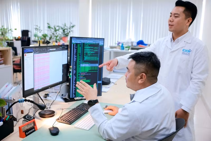 Dr Tran Trung Thanh, Director of the Centre for DNA Identification discusses the identification results with his colleague.