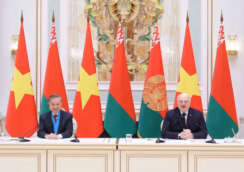 General Secretary of the Communist Party of Viet Nam Central Committee To Lam (L) and President of Belarus Aleksandr Lukashenko at the press conference following their talks in Minsk on May 12. (Photo: VNA)