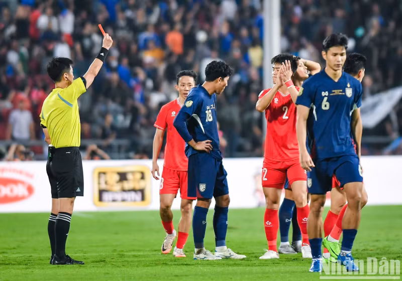 The Thai team was down to 10 players. The Thai team was down to 10 players.