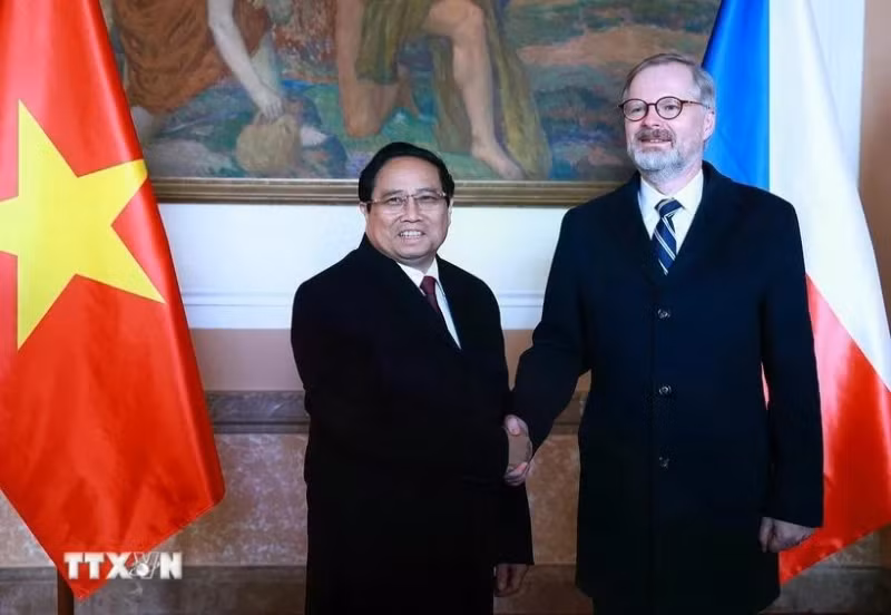 Prime Minister Pham Minh Chinh (L) is welcomed by Czech Prime Minister Petr Fiala in Prague on January 20. (Photo: VNA)