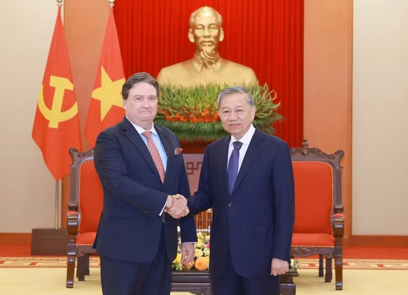 Party General Secretary To Lam (R) meets with US Ambassador to Vietnam Marc Knapper in Hanoi on March 31. (Photo: VNA)