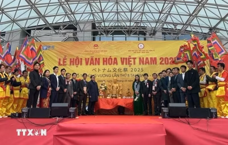 The 8th reenactment of the Hung Kings' Death Anniversary ceremony organised at the Vietnam Culture Festival 2025 in Osaka. (Photo: VNA)