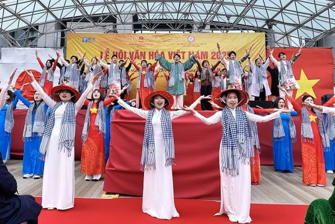 A traditional costume show at the Vietnam Culture Festival 2025 in Osaka. (Photo: VNA) A traditional costume show at the Vietnam Culture Festival 2025 in Osaka. (Photo: VNA)