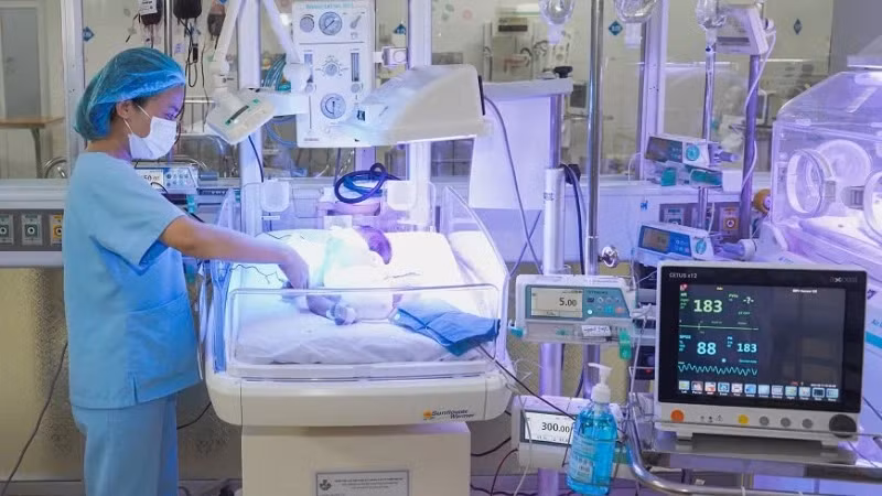 Monitoring newborns at the Neonatal Intensive Care Unit, Nghe An Obstetrics and Pediatrics Hospital.