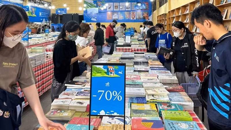 Readers at Nha Nam Book Fair in Ho Chi Minh City. (Photo: Nha Nam)